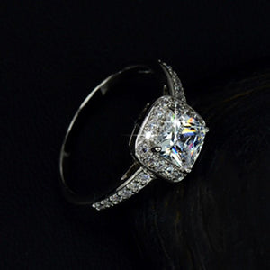 High Quality 18ct WhiteGold Plated Ring with Brilliant Swarovski Crystals